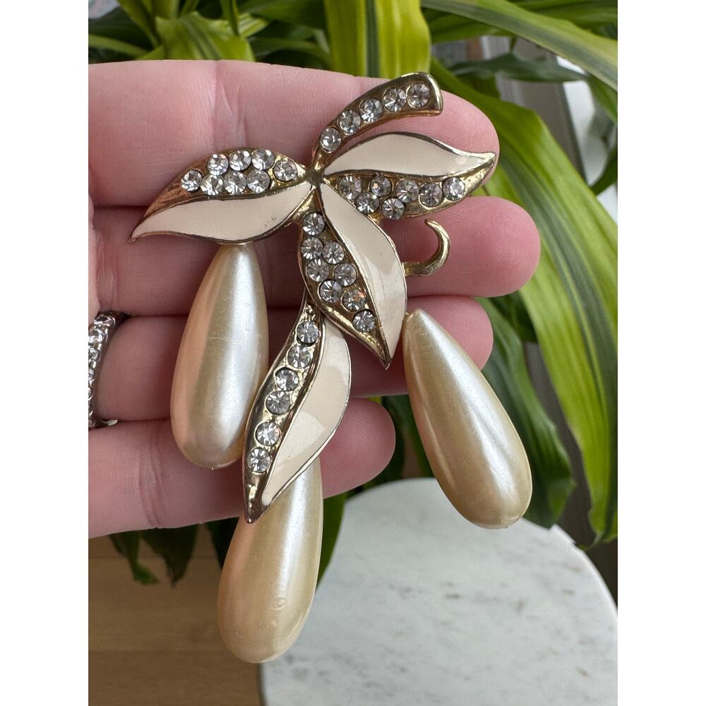 Vintage Rhinestone w Faux Pearl Dangling Tier Gold Tone Brooch Jewelry Unsigned.